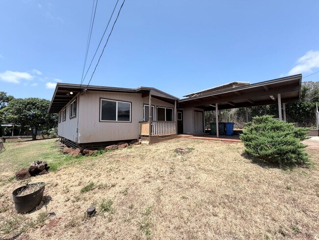 Foto del edificio - 3 Bedroom 1.5 Bathroom Single Family House Makakilo Home with Yard & Cool Breezes!