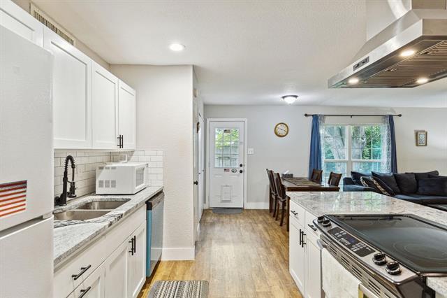 Foto del edificio - 5620 Maple Ln