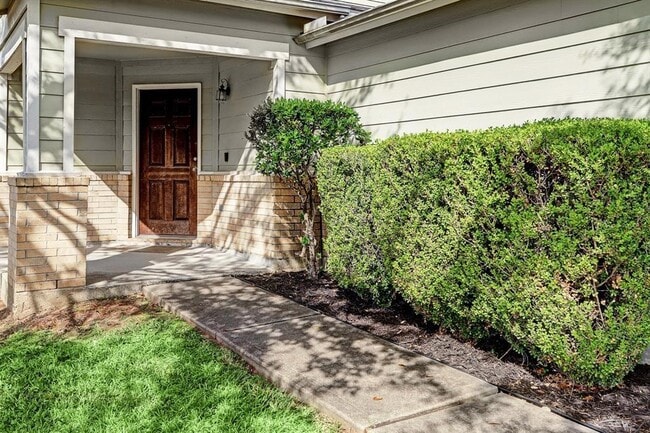 Building Photo - 303 Mantova Dr