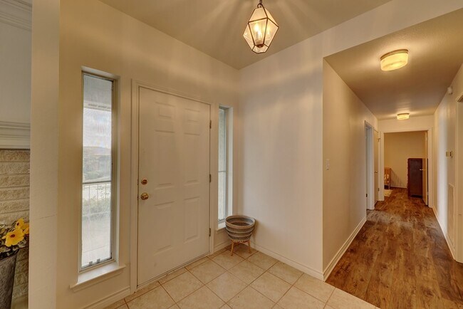 Building Photo - 212 Oak Hill Dr