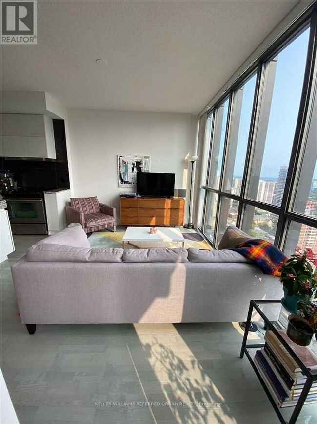 Building Photo - 101 Charles St E