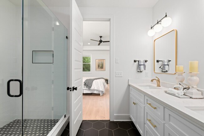 Foto del edificio - 212B Jennings Ave