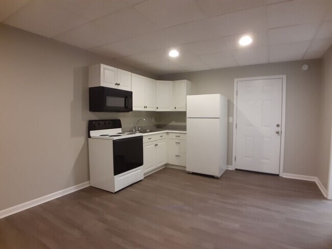 Foto del edificio - Radford, 1 BR / 1 BA Apartment, Available May 20th