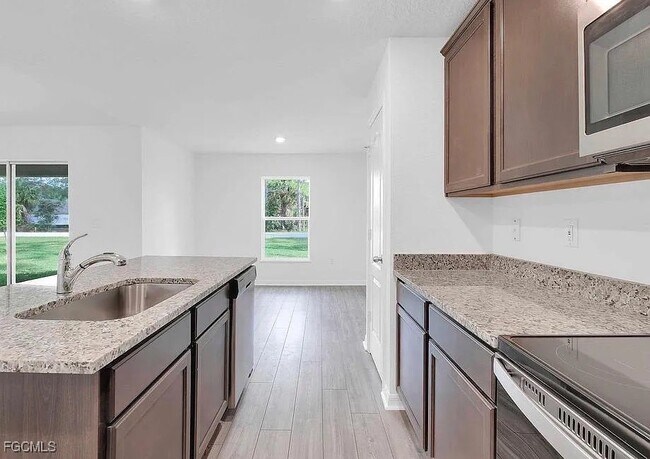 Foto del edificio - 242 Lisette St