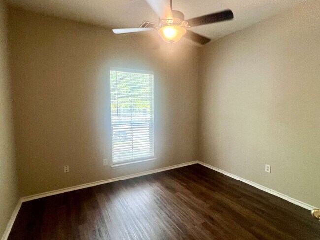 Building Photo - Kyle: Plum Creek Subdv