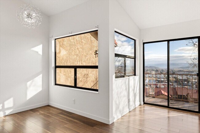 Foto del edificio - Recently Remodeled Condo with Spectacular Views – Utilities Included & Community Pool