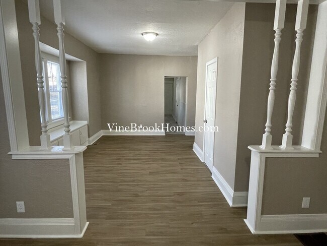 Building Photo - 131 S Willis Ave