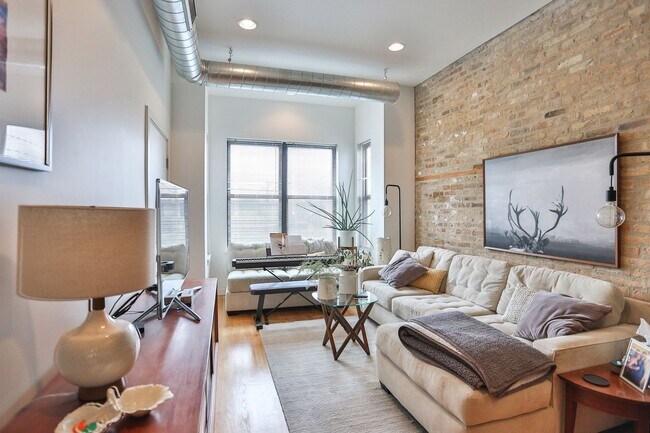 Foto del edificio - Great 1 Bedroom Apt. Exposed Brick, High Ceilings, All New. Great Location.