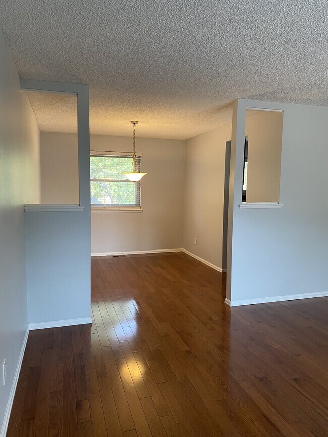 Building Photo - AVAILABLE July 11th!! Well Maintained Home in Seven Hills.