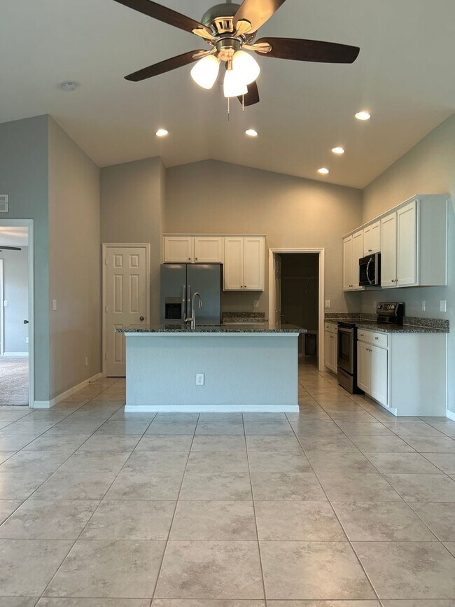 Foto del edificio - Don't Miss This 4 Bed, 2 Bath Home with Fe...