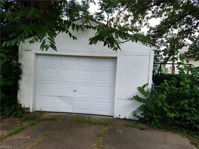 Building Photo - 316 E Ravenwood Ave