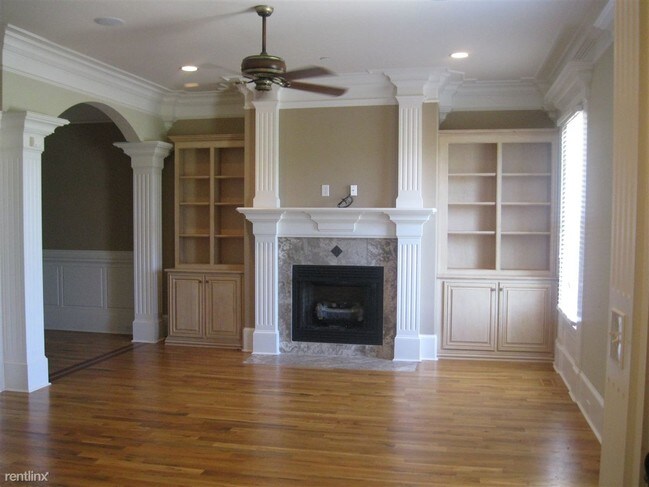 Building Photo - 116 Park Square Ln