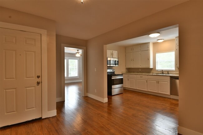 Building Photo - 409 E Austin St