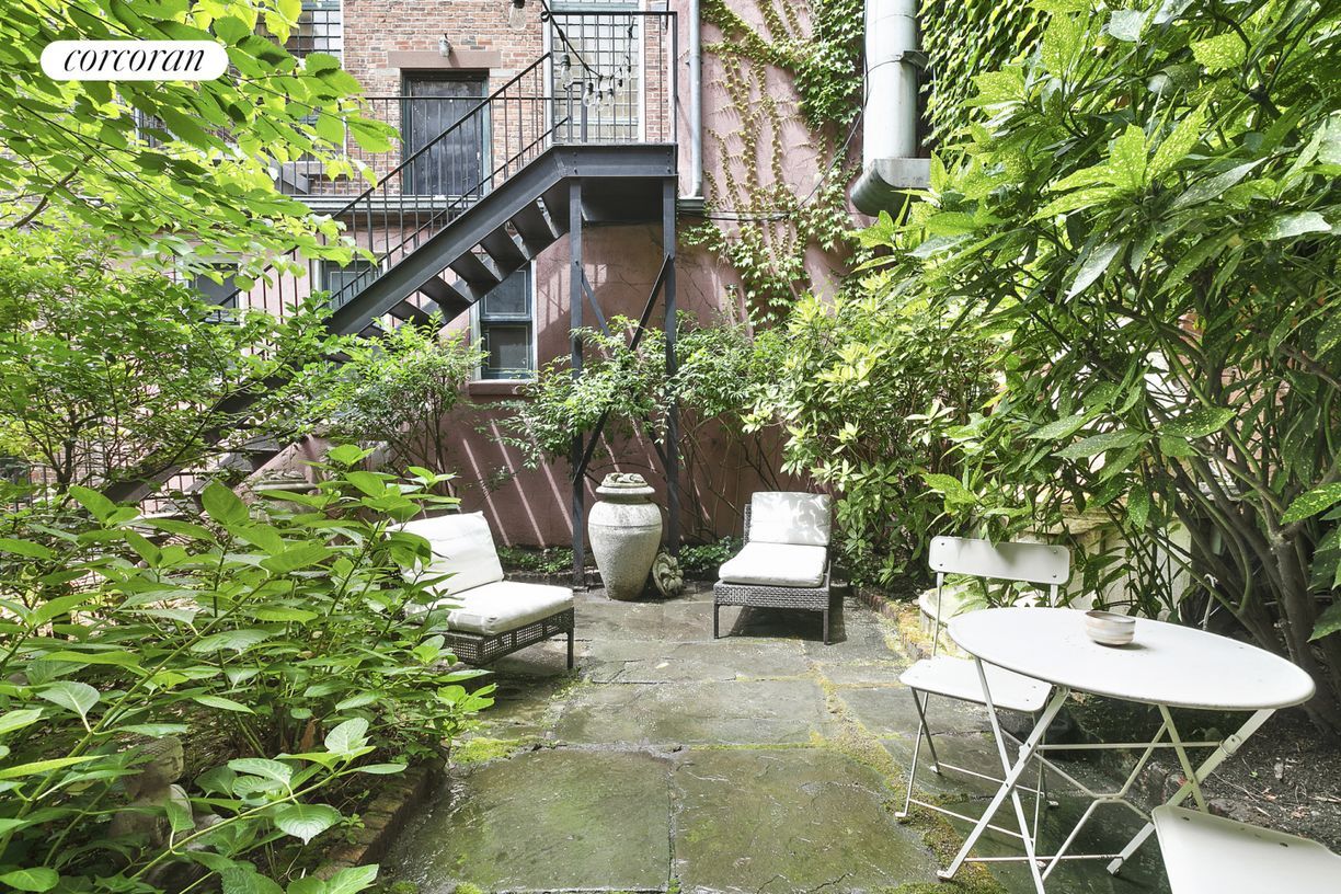 Primary Photo - 19 Perry St