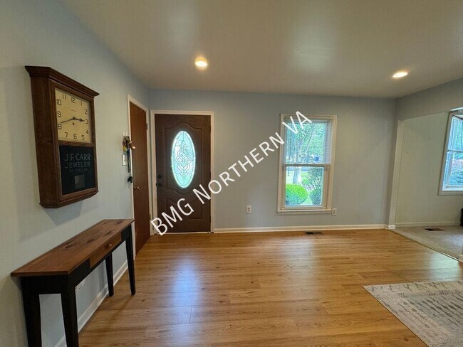 Foto del edificio - 8903 Tudor Ln
