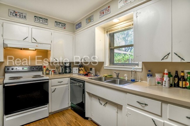 Building Photo - 1610 George Bush Dr W