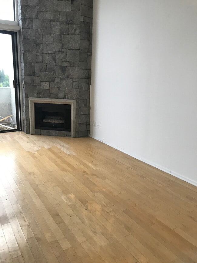 Building Photo - 316 N Oakhurst Dr