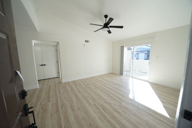 Building Photo - SHOWINGS AVAILABLE NOW