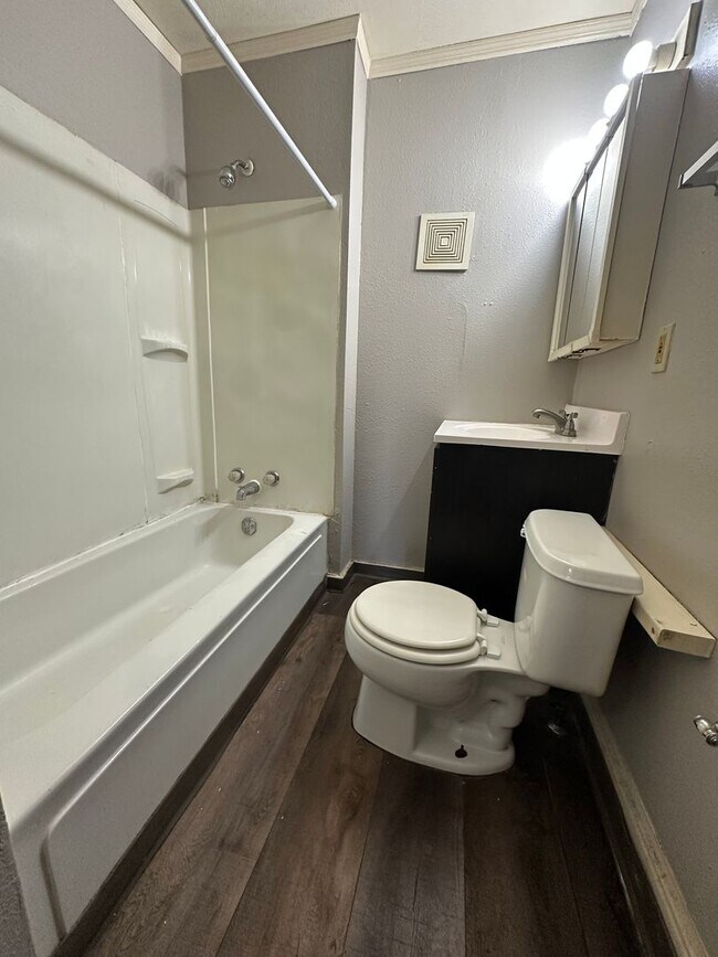 Foto del edificio - 3 bed, 1 bath home for rent in Waterloo