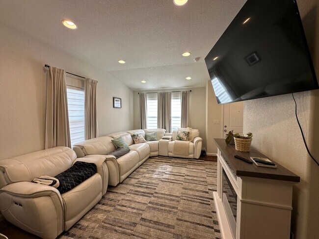 Foto del edificio - Beautiful 2 Bed 3 Bath Townhome!!