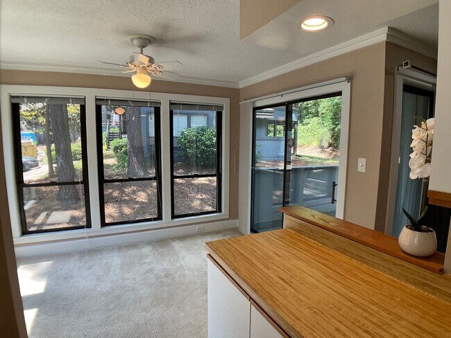 Building Photo - Lovely First Floor 2 bed, 2 bath condo in ...