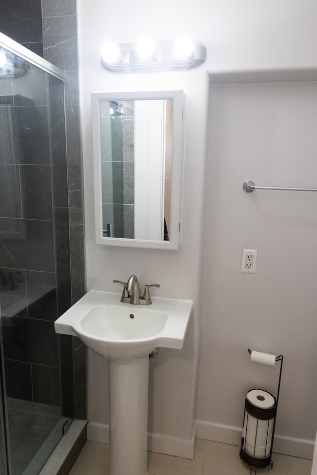 Foto del edificio - 1220 Holbrook Terrace NE