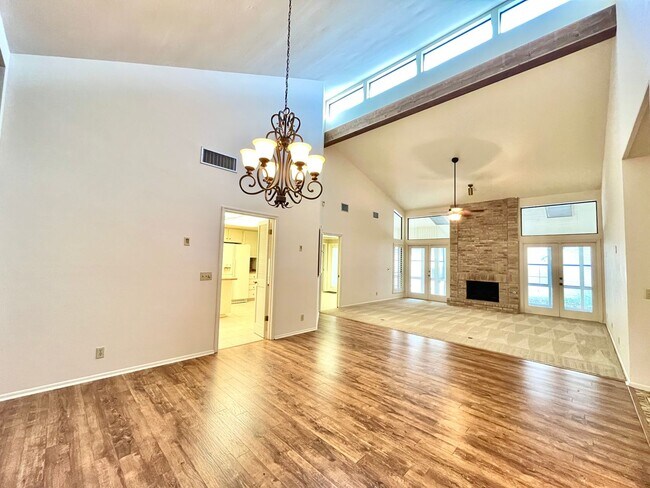 Building Photo - 3 Bedroom/3 Bath Woods of Shavano Subdivision
