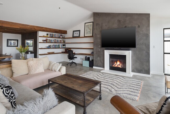 Building Photo - 700 Main St