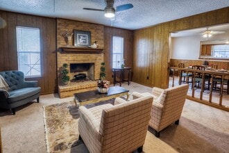 Building Photo - 402 Cottonwood St