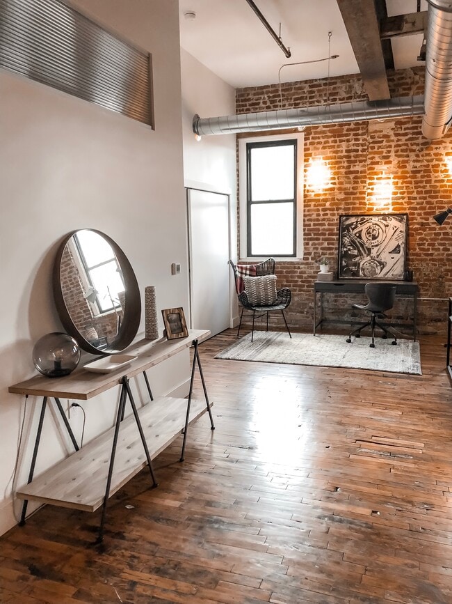 Building Photo - Lear Block