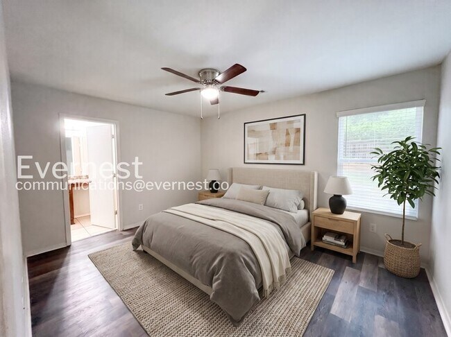 Building Photo - 3 Bed/2 Bath Home with Fenced Yard & Garage / Vouchers Accepted / Available Now!