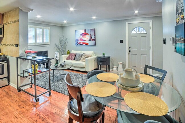 Building Photo - 701 S Central Park Ave