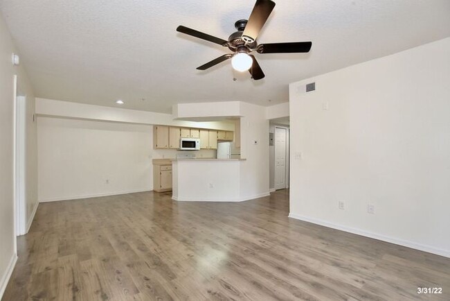 Building Photo - Beautiful 2/2 Condo Located in Crest at Wa...