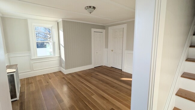 Living Room Cable Ready - 536 Bridge St