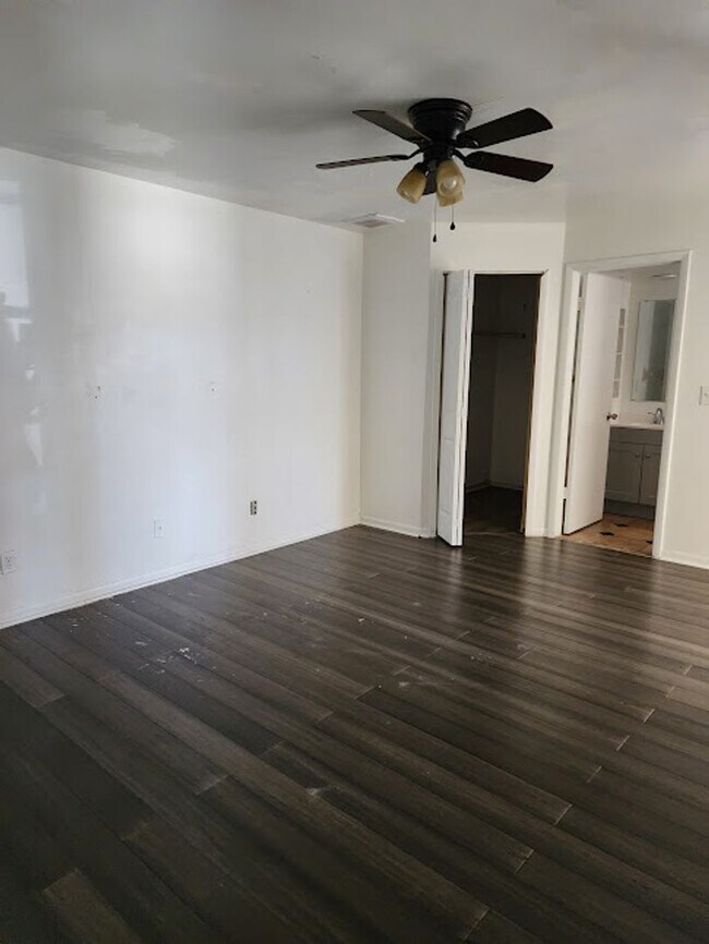 Foto del edificio - 2 Bedroom 2 Bath Home Fenced Backyard!! Ca...