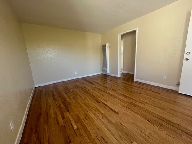 Building Photo - 1 Bed 1 Bath Available in Hayward!!!