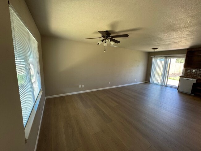 Foto del edificio - 18850 N Oak Knoll Ave