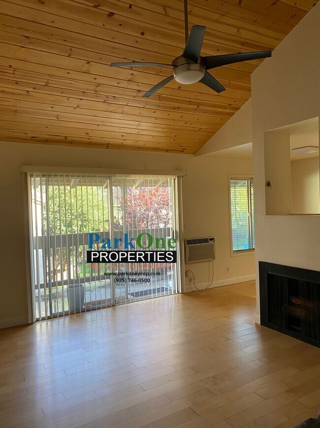 Foto del edificio - Spacious 2 bed / 2 bath condo in great location.