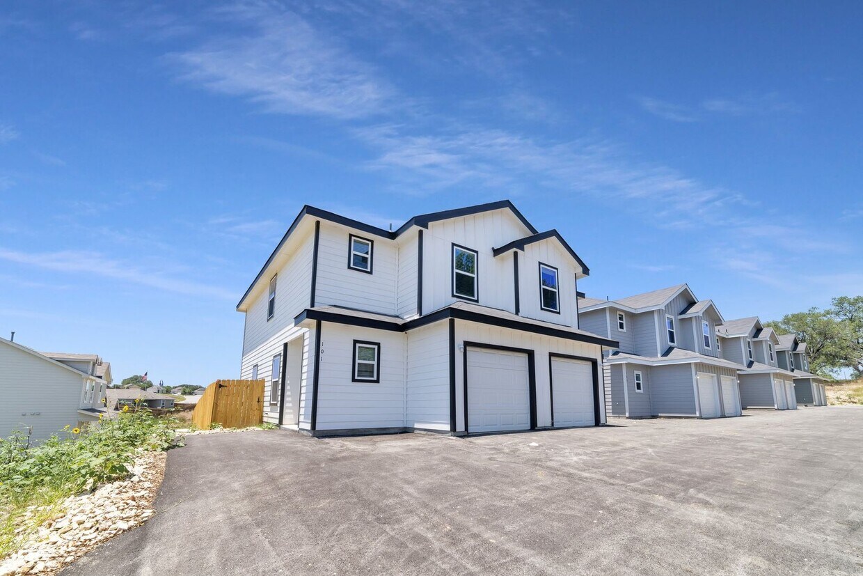 Foto principal - MOVE IN SPECIAL!! CALL FOR MORE DETAILS