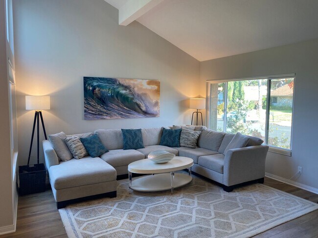 Foto del edificio - Stunning 4 bed, 3 bath furnished Newbury P...