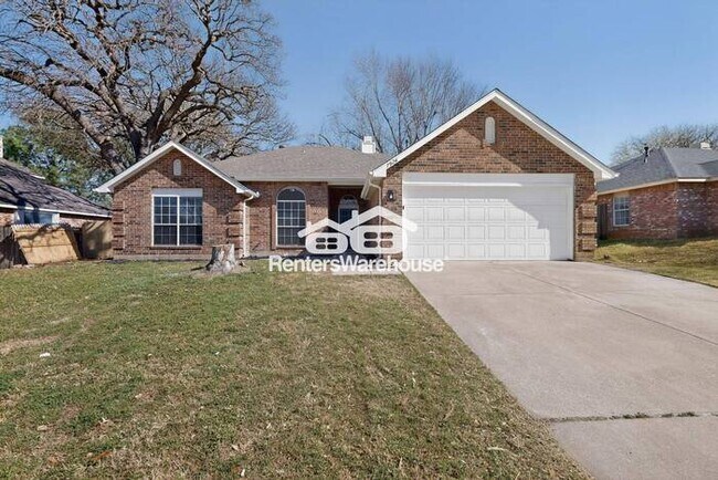 Building Photo - Renovated home in NRH Ready to Be Your Home