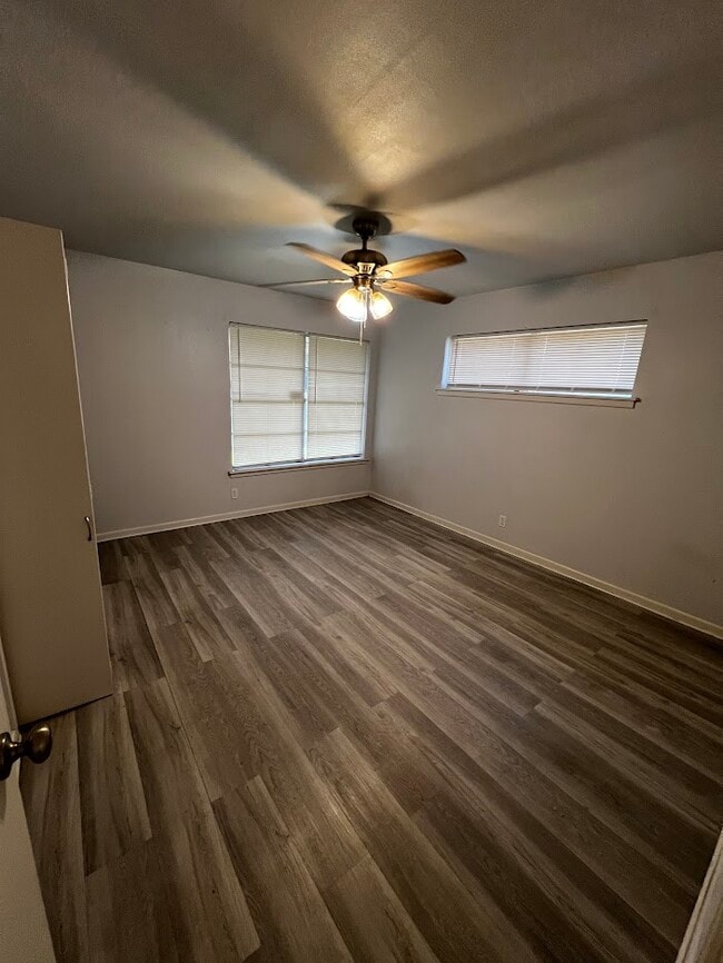 Building Photo - 205 Emerald Ln