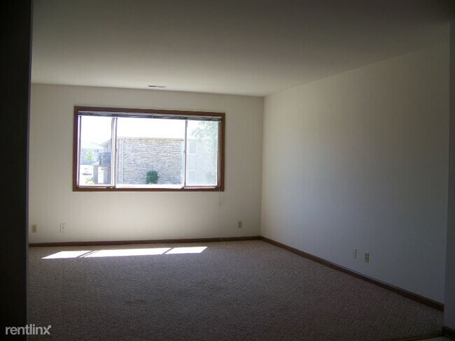 Building Photo - 4 br, 2 bath Condo - 915 Spiros Ct
