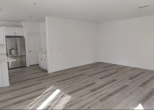 Building Photo - 4 Bed 2.5 Bath in Oceanside for Rent!