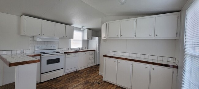 Building Photo - Ready to Move in