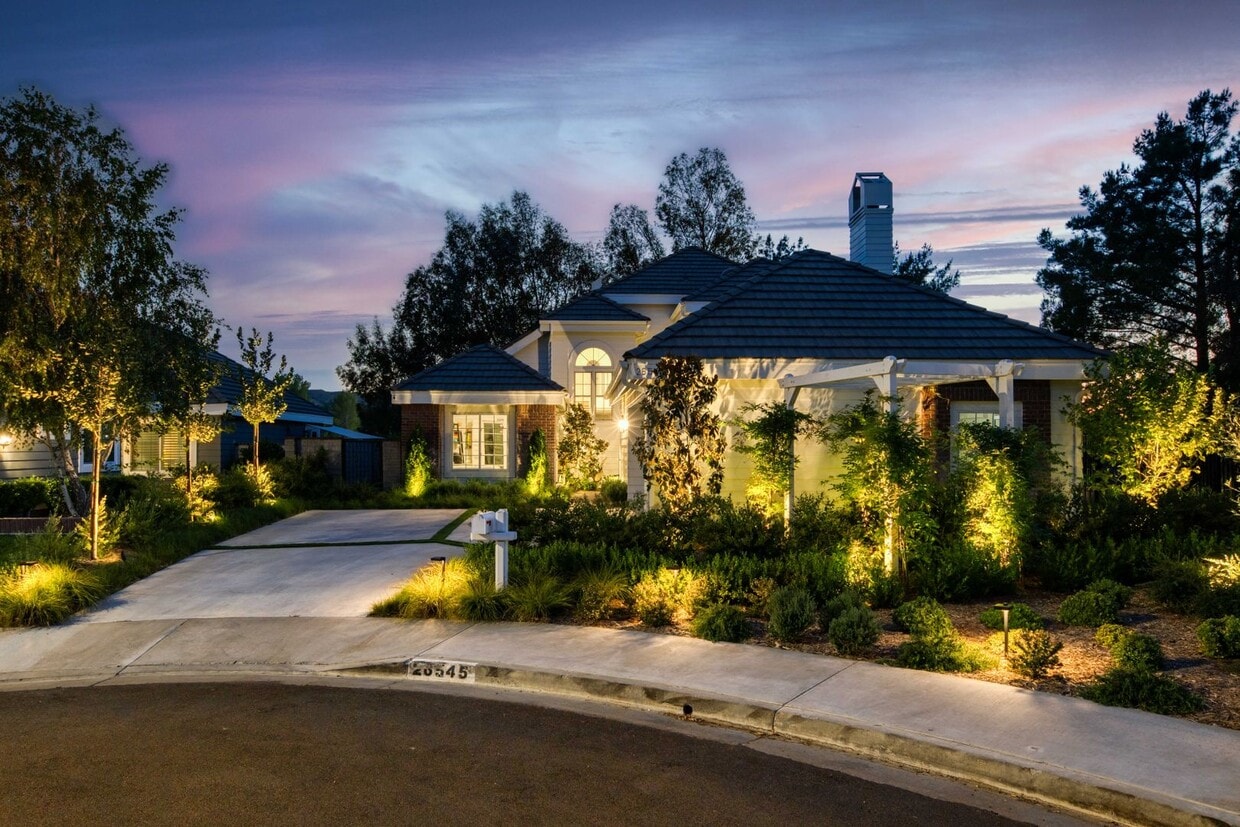 Primary Photo - Gorgeous 4 Bedroom Home in the Valencia Su...