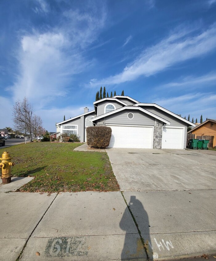 Foto principal - Beautiful home well maintained 4 Bedroom 3...
