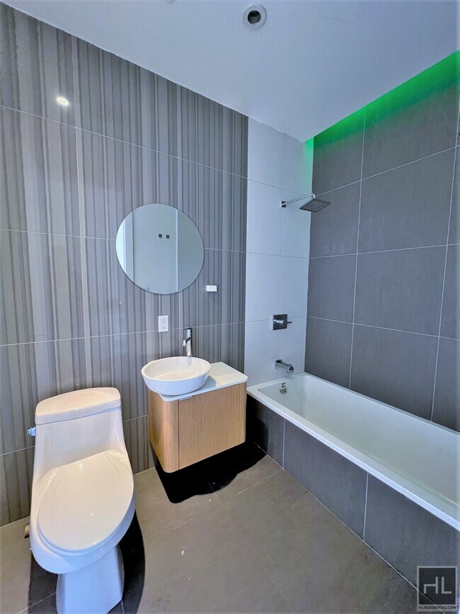 Building Photo - Luxurious 2 bedroom/2 Bathroom apt w/ huge...