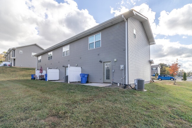 Building Photo - 936 Warrior Hill Dr