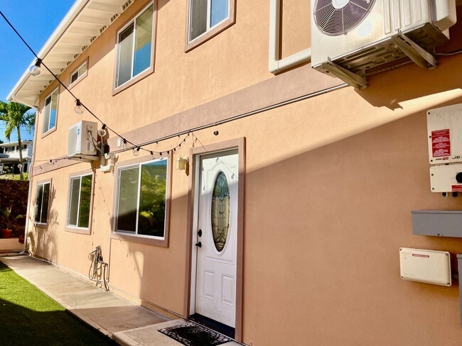 Photo - 1310 Maalahi St House